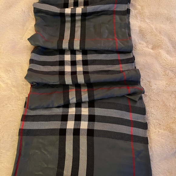 BURBERRY 100% CASHMERE GRAY PLAID SCARF/SHAWL - Picture 1 of 6
